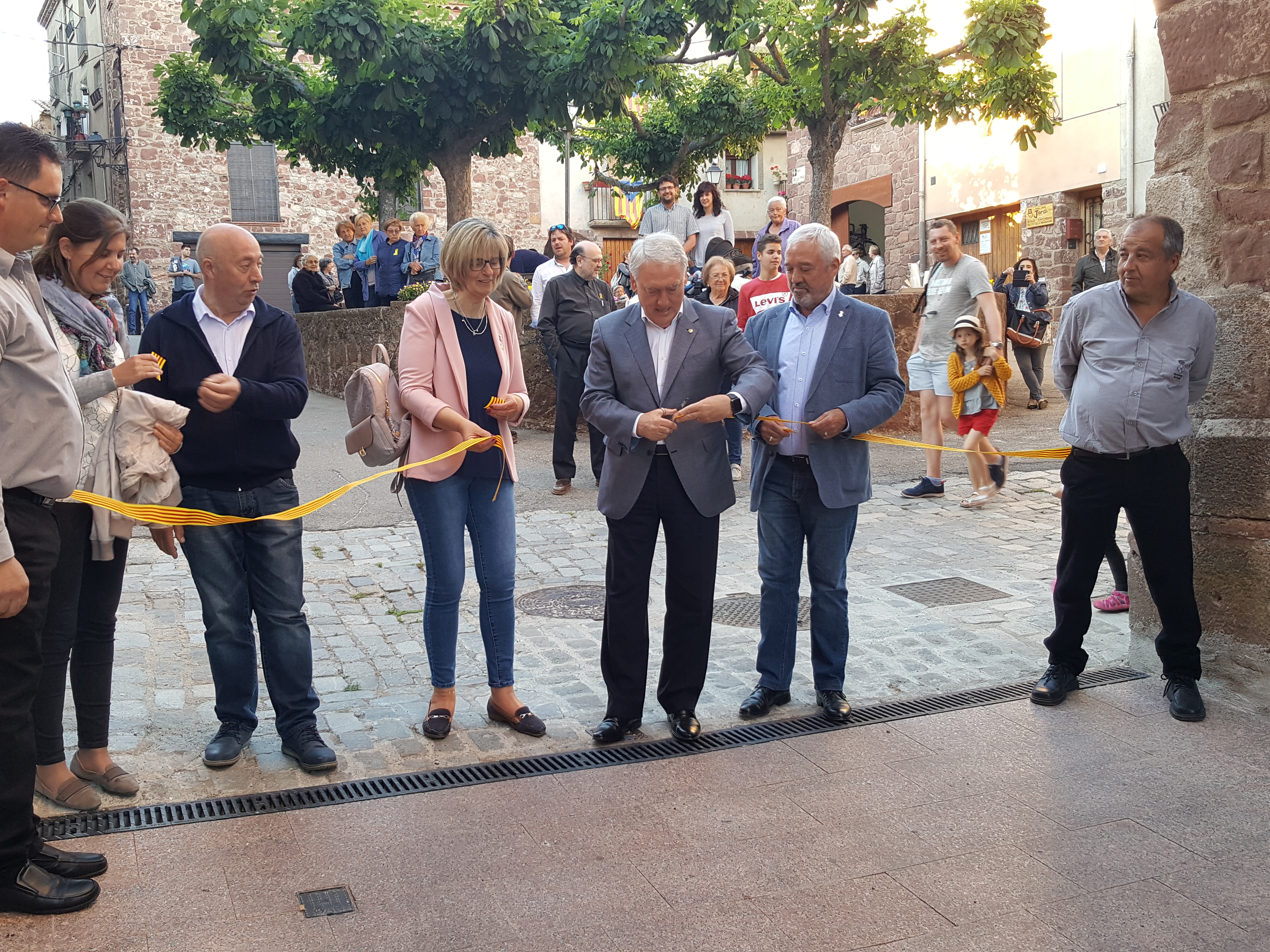 Prades inaugura dos carrers del nucli antic, després de les obres d'arranjament que s'hi han fet