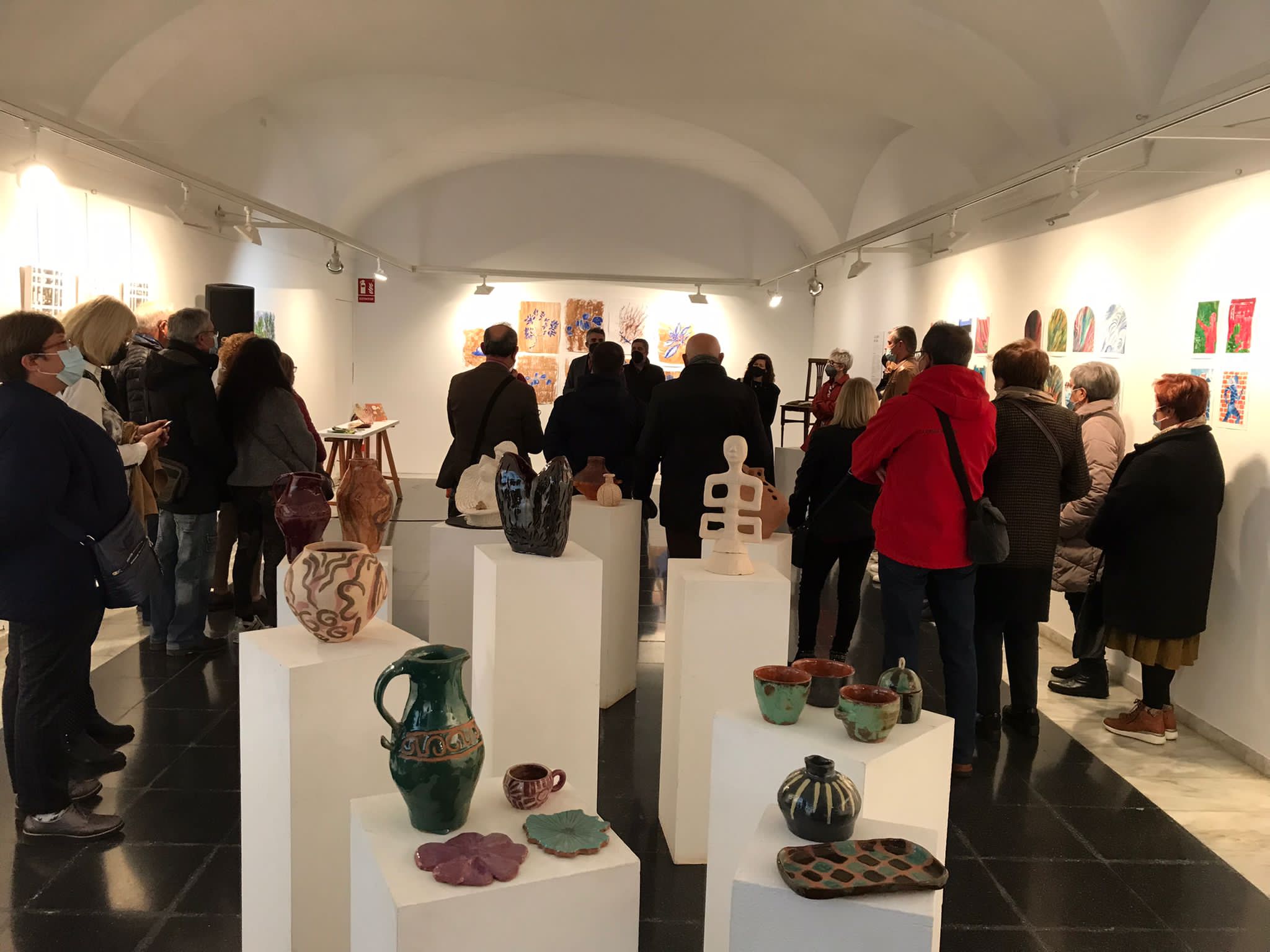 Una exposició mostra un conjunt d’obres de pintura i ceràmica realitzades per l’alumnat del Taller d’Art de la Diputació a Valls