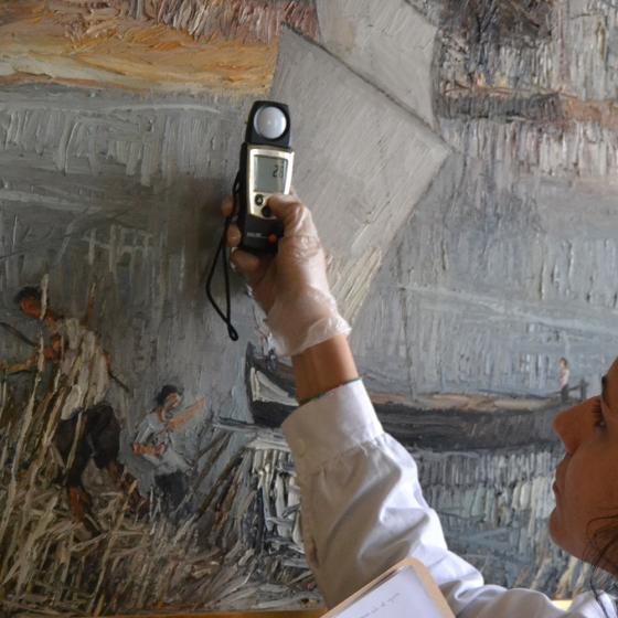 Mesura del nivell lumínic d’una pintura. (Foto: CR.)  Mesura del nivell lumínic d’una pintura. (Foto: CR.)