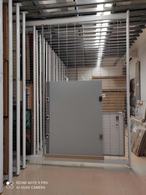 Carpeta suport penjada a la pinta d’un dipòsit. (Foto: CR.) Carpeta suport penjada a la pinta d’un dipòsit. (Foto: CR.)