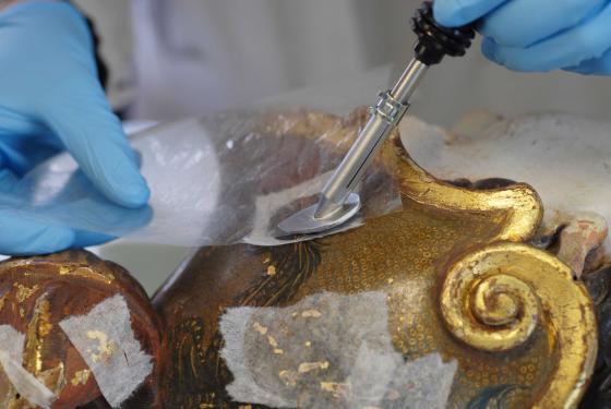 Fixació d'una escultura amb espàtula calenta Fixació d'una escultura amb espàtula calenta