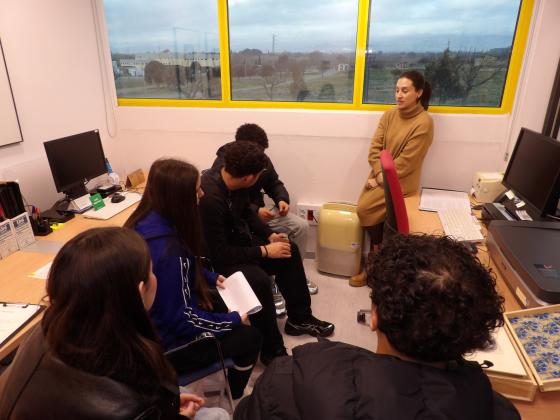 L'alumnat de 1r de batxillerat de l'INS CAMPCLAR realitzant l'activitat