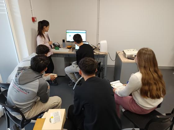 L'alumnat de 1r de batxillerat de l'INS CAMPCLAR realitzant l'activitat