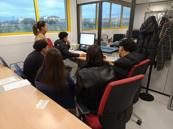 L'alumnat de 1r de batxillerat de l'INS CAMPCLAR realitzant l'activitat