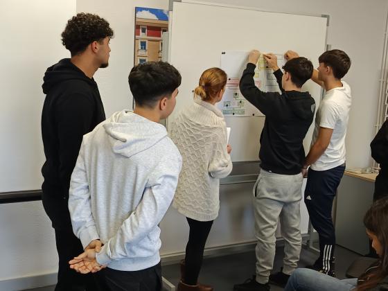 L'alumnat de 1r de batxillerat de l'INS CAMPCLAR realitzant l'activitat