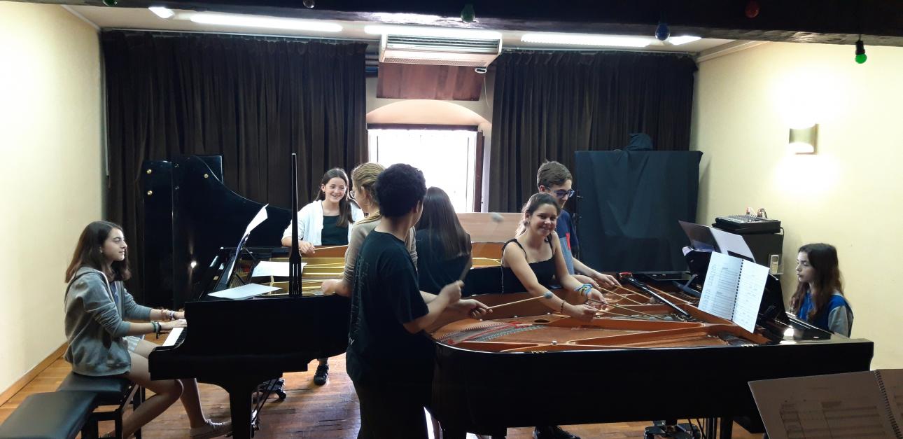 Concert per a piano a 16 mans i electrònica preenregistrada:"2 i 2 són 4, 4 i 2 són 6, 6 i 2 són 8 i 8:16" Estrena de l'obra de Raquel García-Tomás