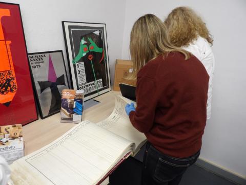 Un moment d'aquesta visita a l'Arxiu General de la Diputació