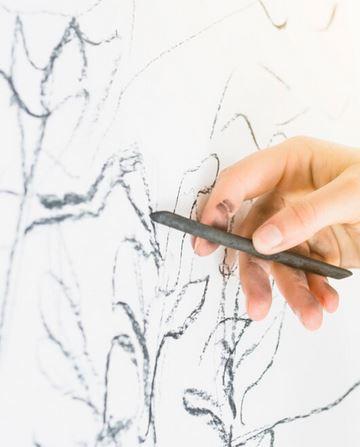 Pintura mural, dibuix de model o fang en família son algunes de les propostes que encara estan disponibles