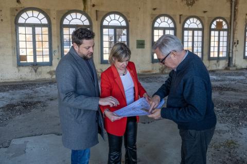 La presidenta, Noemí Llauradó, el diputat de Serveis Generals i Instal·lacions Corporatives de la Diputació, Eduard Rovira, i l'alcalde de Tarragona, Rubén Viñuales, mirant els planols de l'edifici