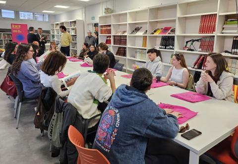 L'alumnat de tots tres centres durant la primera sessió de treball a l'Escola d'Art i Disseny de la Diputació a Tarragona