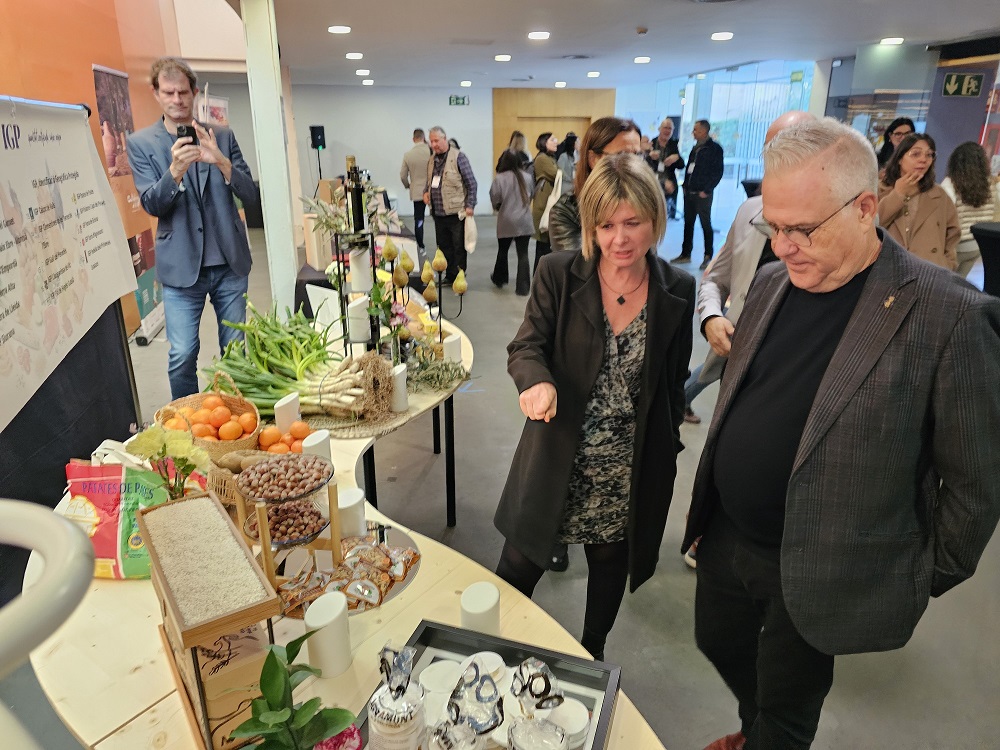 Noemí Llauradó i Pere Granados, a la zona d'exposicions de productes amb segell de qualitat