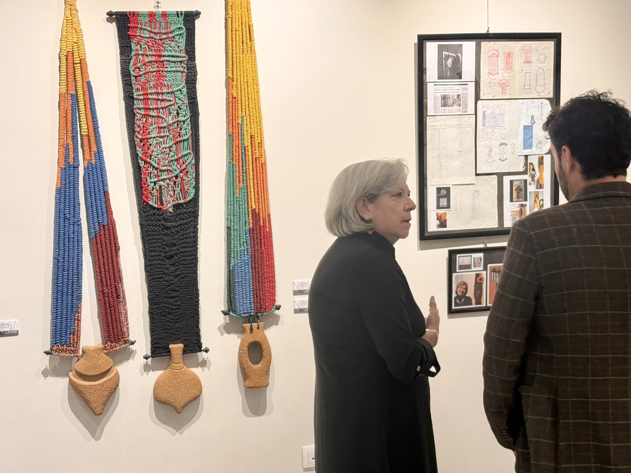 Fotografia de l'artista i l'exposició