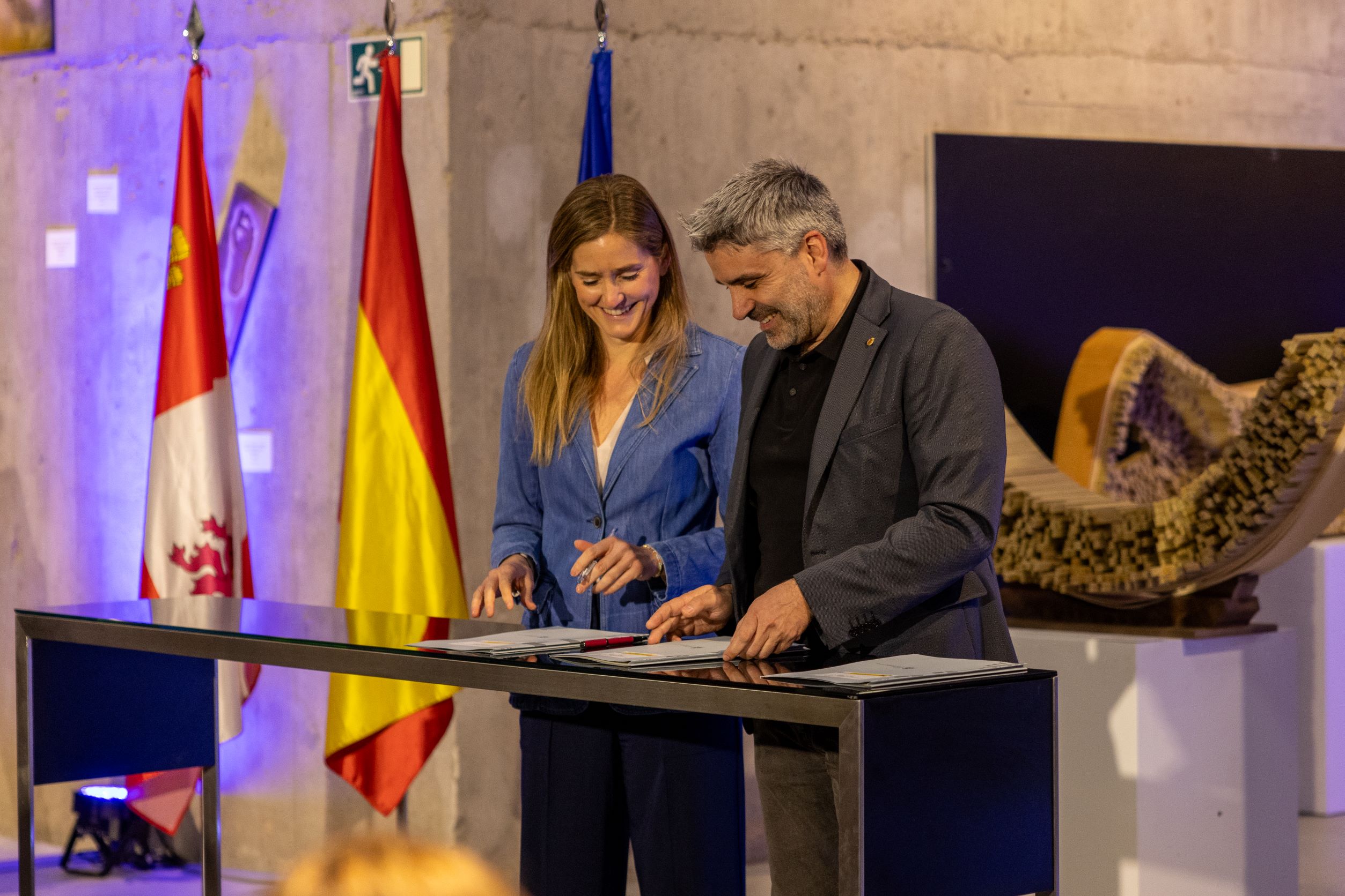 El diputat i president del Patronat de Turisme de la Diputació, Carlos Brull, i la vicepresidenta quarta del Govern d’España, Sara Aagesen, signen del protocl de col·laboraciódurant l'acte