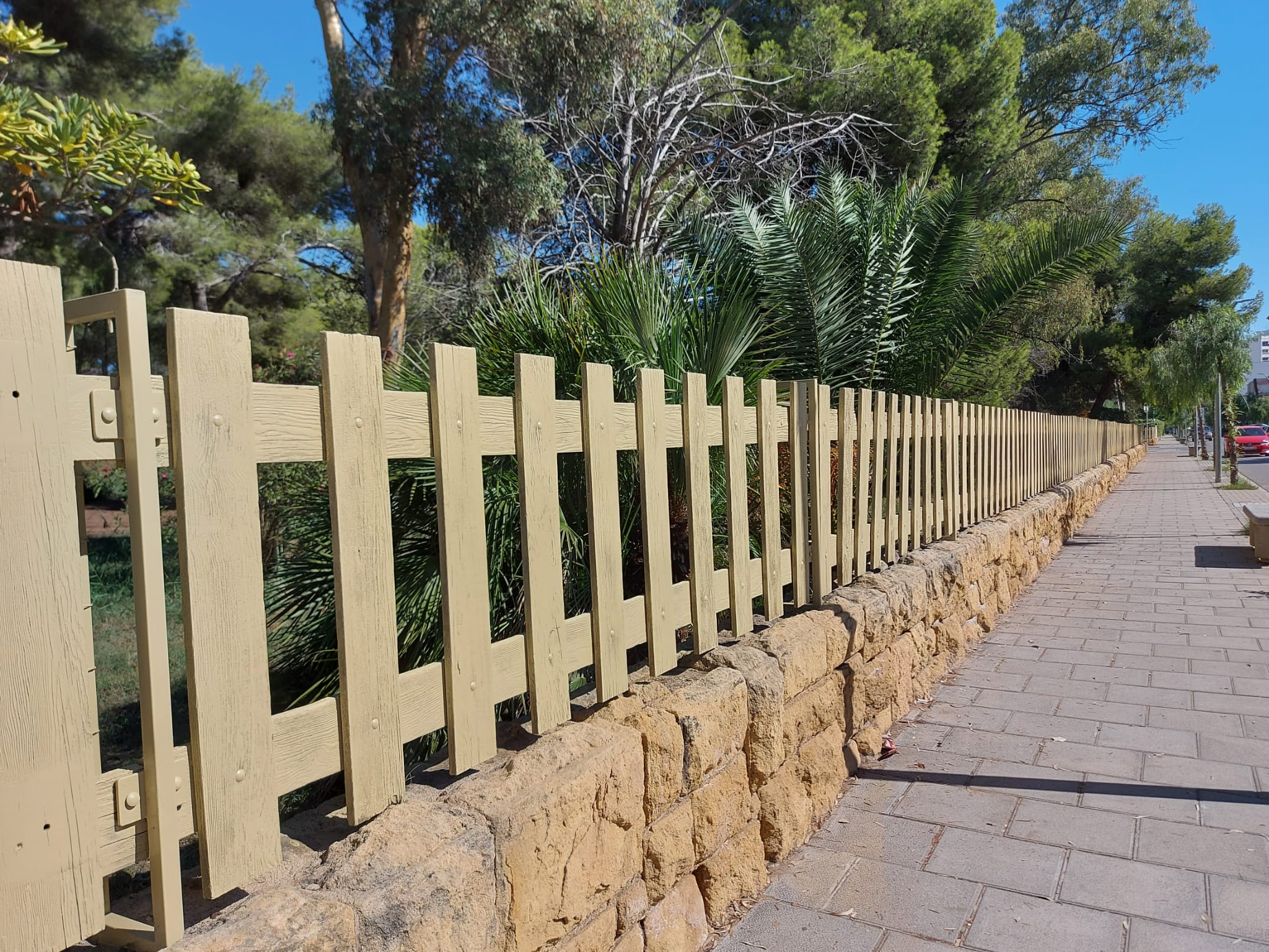A l’Avinguda Palfuriana del Vendrell, la Diputació també ha rehabilitat una tanca perimetral de fusta, de 751 metres de llargada, que delimita les instal·lacions del Complex de Santa Maria del Mar i del Diver Parc Lúdic